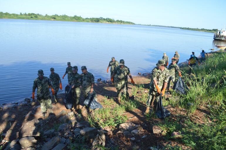 Reservistas de las Fuerzas Armadas colaboraron en la limpieza del río en Puerto Antequera.