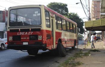 esta-es-una-realidad-de-todos-los-dias-omnibus-chatarra-que-dejan-colgados-a-pasajeros-los-empresarios-dicen-que-el-costo-del-pasaje-no-permite-reno-195932000000-516410.jpg