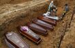 Los trabajadores del cementerio preparan los ataúdes para ser enterrados en una fosa común en el cementerio Nossa Senhora en Manaus, estado amazónico, Brasil.