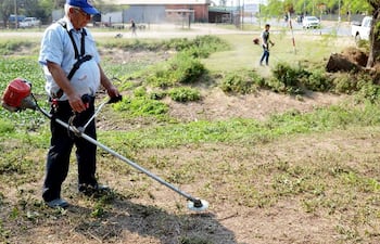 el-concejal-liberal-franklin-klassen-realiza-la-limpieza-con-una-desmalezadora--222749000000-1754477.jpg