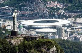 una-vista-aerea-del-cristo-de-corcovado-y-de-fondo-el-estadio-maracana-en-rio-de-janeiro-donde-se-disputara-la-final-de-la-copa-mundial-brasil-201-223034000000-636245.jpg