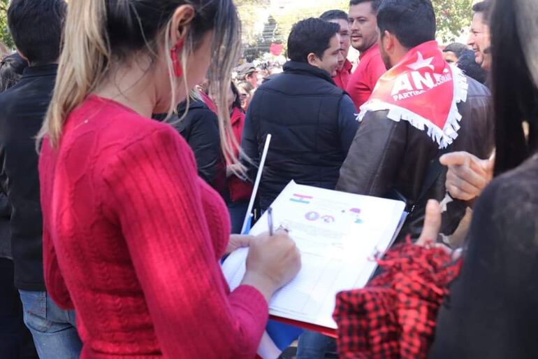 La intendenta de Quyquyhó, Patricia Corvalán, anotando los nombres de los funcionarios que participaron de la concentración.