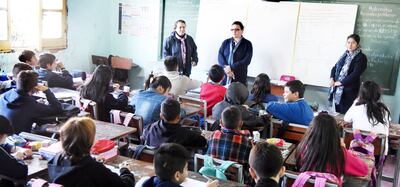 La pizarra dividida en tres y las maestras de 4°, 5° y 6° grados que  deben hacer maravillas para enseñar a sus alumnos.