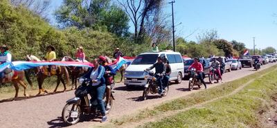 Una larga caravana de jinetes, motociclistas y automovilistas  se formó ayer para protestar  contra el futuro  vertedero en Yaguarón.
