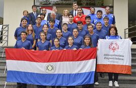 grupo-de-atletas-junto-a-directivos-de-olimpiadas-especiales-y-autoridades-del-deporte-nacional-tras-el-acto-de-abanderamiento-que-se-realizo-ayer-en-04250000000-1573886.jpg