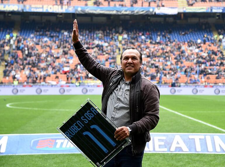 Sosa recibiendo un homenaje del Inter italiano por su trayectoria.