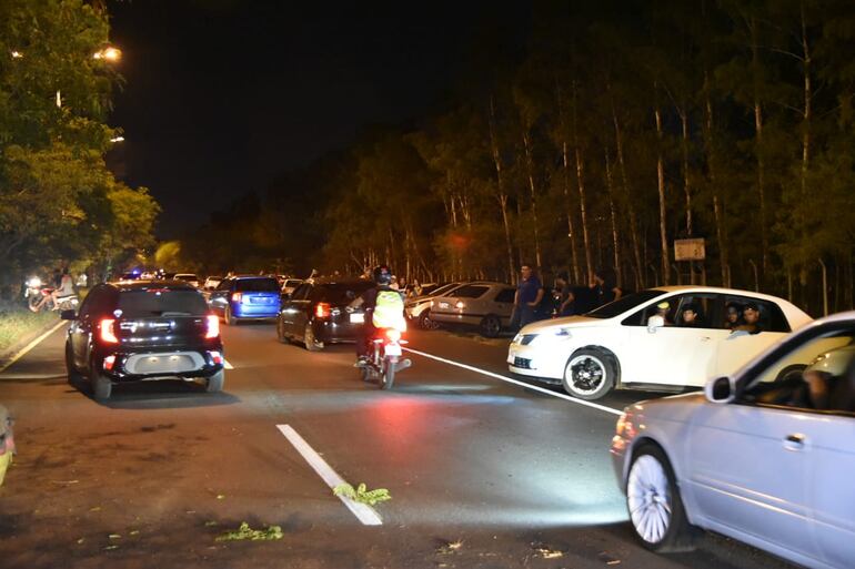 Supuestas carreras clandestinas sobre la autopista, en Luque.