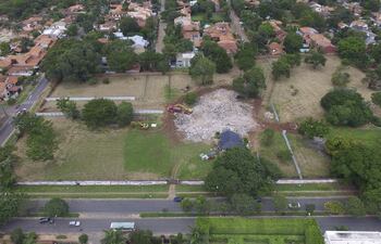 la-mansion-stroessner-quedo-reducida-a-escombros-las-murallas-perimetrales-seran-derribadas-hoy-a-las-700-y-las-calles-seran-recuperadas--193135000000-1435234.jpg