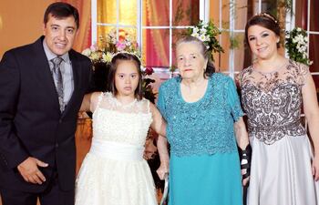 la-quinceanera-poso-con-sus-padres-gerardo-aquino-y-marisol-vezzetti-y-con-su-abuela-emi-de-vezzetti--193619000000-1565535.jpg