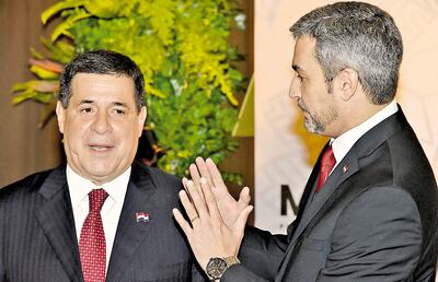 El presidente Mario Abdo Benítez (der.) conversa con el ex jefe de Estado Horacio Cartes. Según el diputado Maidana, el vicepresidente Hugo Velázquez ofreció un cogobierno Añetete-cartistas.