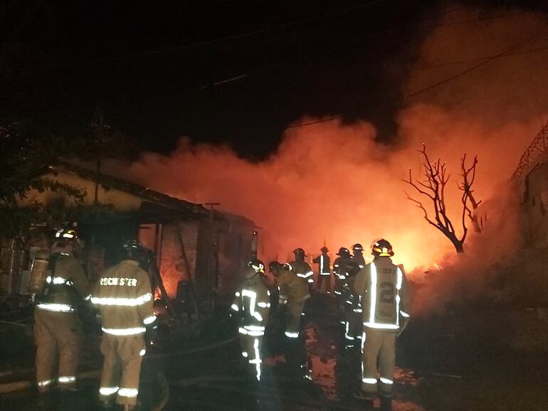 Una carpintería, ubicada sobre Madame Lynch y Facundo Machaín, ardió en llamas y el fuego se extendió.