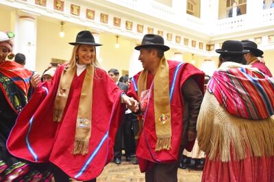 La presidenta interina de Bolivia, Jeanine Áñez (i), celebrando con líderes indígenas, campesinos y sindicales, en el palacio de gobierno, los acuerdos de diálogo que la mandataria ha logrado cerrar.