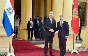mario-abdo-benitez-saluda-a-su-homologo-de-montenegro-milo-djukanovic-izq-ayer-en-palacio-de-lopez-el-mandatario-europeo-realizo-una-historica-vi-215721000000-1785595.jpg
