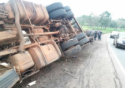Un camión semirremolque con 30 mil kilos de fertilizante orgánico mineral volcó en Cnel. Oviedo.