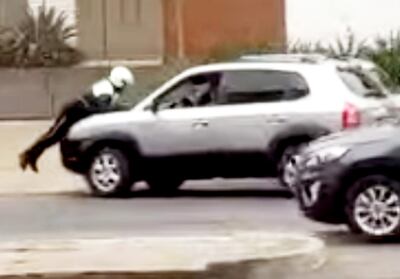 Momento en que el agente de tránsito es llevado por delante por el conductor de la camioneta. (Captura de video)