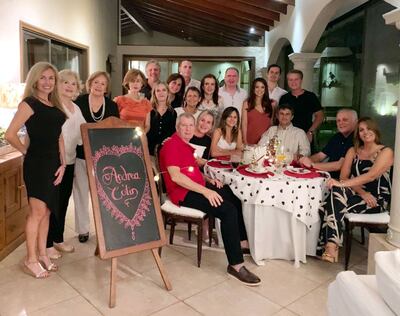 Andrea Zavala y Colin Donnarumma se despidieron de sus vidas de solteros en el marco de una cena ofrecida por sus familiares en la residencia de Gilda Acevedo y Freddy Corina. De izq a der. G Tessy Vda de Acevedo, Gladys Vda de Allo, Gilda Rodríguez Alcalá de Acevedo, Miguel A. Báez, Natalia Acevedo, Lourdes Acevedo, Javier Zavala, Rossana Acevedo y Carlos Acevedo. Sentados, Rodolfo Daumas, Lisa Acevedo, Rodney Acevedo y Mónica Allo Acevedo.