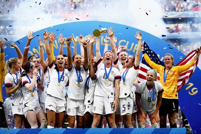 Megan Rapinoe levante el trofeo de campeón rodeada de sus compañeras durante los festejos de la selección de Estados Unidos tras lograr el Mundial.
