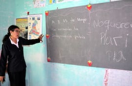 una-de-las-docentes-de-la-escuela-perpetuo-socorro-del-distrito-de-villalbin-muestra-el-pizarron-utilizado-en-la-institucion--194012000000-1329708.jpg