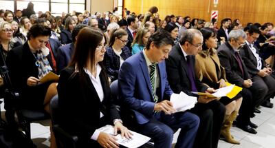 El viceministro de Educación, Robert Cano (centro con anteojos), revisando documentos de la rendición del SNEPE.
