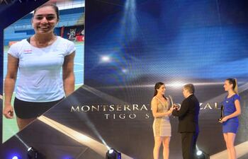 montserrat-gonzalez-distinguida-con-la-estatuilla-de-oro-en-la-rama-de-tenis-femenino--220503000000-1788231.jpg