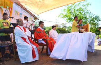 tambien-se-realizo-un-acto-de-homenaje-al-vicario-general-de-la-diocesis-celso-mena-por-sus-25-anos-de-vida-sacerdotal--220454000000-1507061.jpg