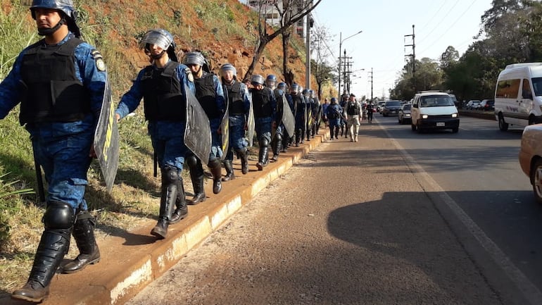 Una importante comitiva policial se encargó de acompañar al fiscal de la causa.