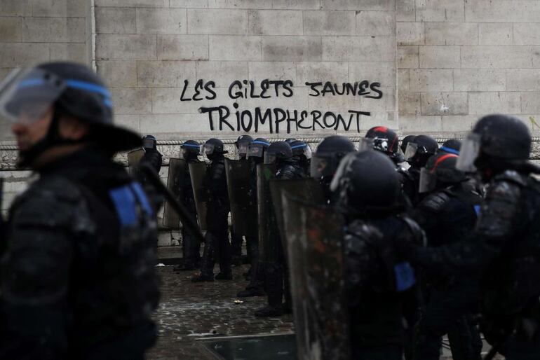 "Los chalecos amarillos triunfar&aacute;n" se lee en este grafiti pintado en el Arco del Triunfo en Par&iacute;s.&nbsp;