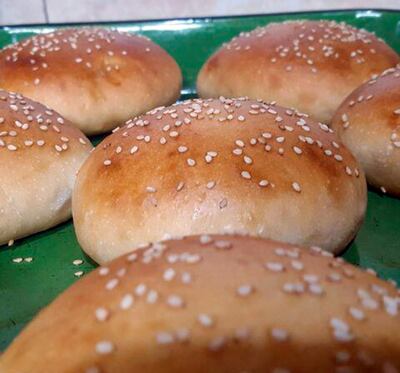 Panes caseros, pan de hamburguesas y prepizzas, cuyas recetas se enseñan gratuitamente, también están a la venta.