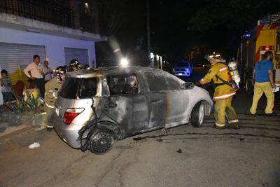 Vista del vehículo incendiado esta madrugada.