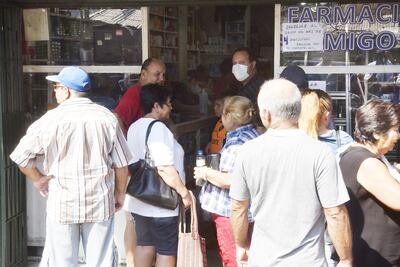En una farmacia del Mercado 4 solo se permite entrar a cuatro personas a la vez, para evitar aglomeración, pero las personas esperan afuera sin guardar distancia.