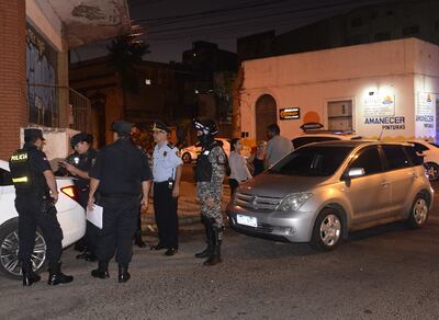 Los intervinientes del Grupo Lince y de la comisaría 3ª,  durante el procedimiento. Denisse Delgado conversa con un testigo.