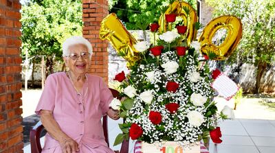 María Josefa Recalde Jara junto al arreglo de rosas que recibió como regalo al cumplir sus 100 años de vida.