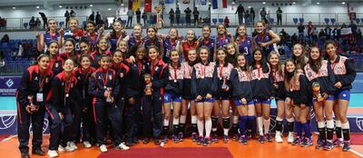 Imagen del histórico podio con Chile, oro (arriba); Perú, plata (izq.), y Paraguay, bronce (der.).