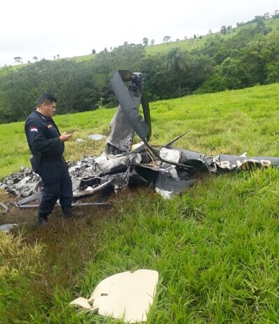 Un efectivo policial anota datos sobre el helicóptero que se estrelló el domingo en  la estancia “San Marcos”, en Itakyry.