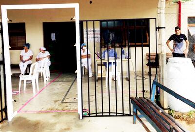 El dispositivo  para esparcir líquido desinfectante (forma de marco de puerta) fue colocado en el acceso a urgencias.