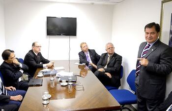 el-senador-boliviano-roger-pinto-de-pie-durante-una-reunion-con-legisladores-brasilenos-con-quienes-converso-sobre-las-mafias-de-las-drogas-en-bol-212127000000-616093.jpg