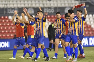 Jugadores del Sportivo Luqueño, encabezados por el artillero Kevin Serna,  saludan  a su publico, tras el  triunfo     ante Olimpia, el domingo.