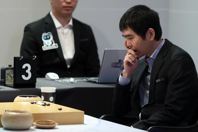 El jugador surcoreano de Go Lee Se-dol observa el tablero durante su partida final contra el programa de inteligencia artificial HanDol.