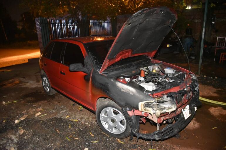 Vista del vehículo quemado.