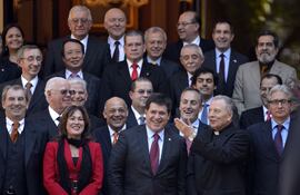 cartes-rie-al-escuchar-un-comentario-de-mons-ariotti-mientras-diplomaticos-y-ministros-del-poder-ejecutivo-se-preparan-para-posar-para-una-foto-fue-215509000000-1097902.jpg
