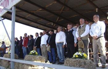 las-autoridades-de-todo-el-chaco-central-integraron-el-palco-oficial-durante-el-acto-oficial-de-la-expo-trebol--191730000000-590154.jpg