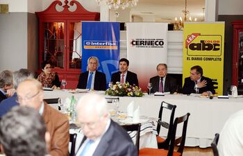 el-ministro-de-hacienda-santiago-pena-centro-de-la-mesa-durante-su-exposicion-sobre-el-proyecto-de-presupuesto-en-el-almuerzo-de-trabajo-organizad-212058000000-1498178.jpg