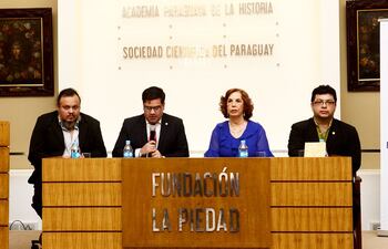 humberto-trinidad-ruben-capdevila-mary-monte-de-lopez-y-fabian-chamorro-durante-el-lanzamiento-de-la-nueva-edicion-del-libro--204357000000-1800405.jpg