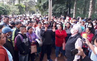 Los pobladores se aglomeraron frente a la sede de la Gobernación para exigir los víveres.