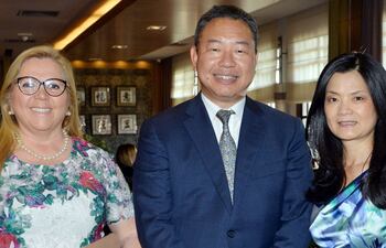 luz-argello-el-embajador-de-china-alexander-tah-ray-yui-y-karen-yui--205241000000-1508366.jpg