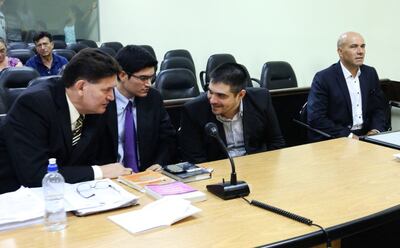 Comisario Jorge Zárate (calvo), al lado suyo suboficial Orihuela.