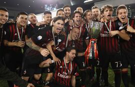 gustavo-gomez-2-izq-posa-sonriente-con-la-medalla-junto-a-sus-companeros-del-milan-durante-la-celebracion-de-la-conquista-de-la-supercopa-de-itali-230730000000-1537075.jpg
