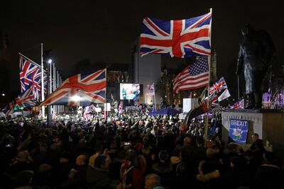 Manifestantes a favor del Brexit celebran en la Plaza del Parlamento en Londres, Reino Unido.