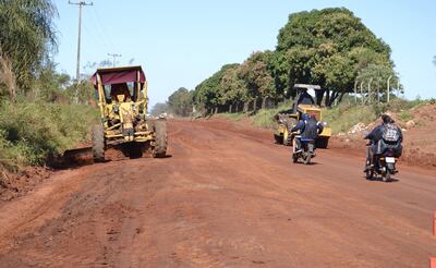 Máquinas viales trabajan en las obras previas para el asfaltado de la calle de 30 kilómetros en la compañía Tacuara de Nueva Italia.