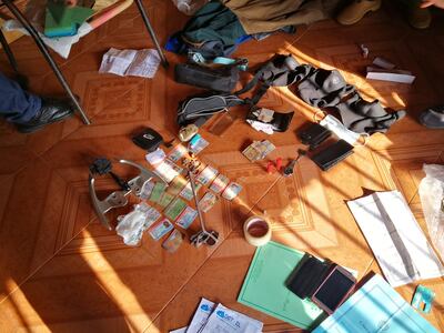 Elementos incautados en una de las viviendas vincularía a la banda con otros atracos en la zona.